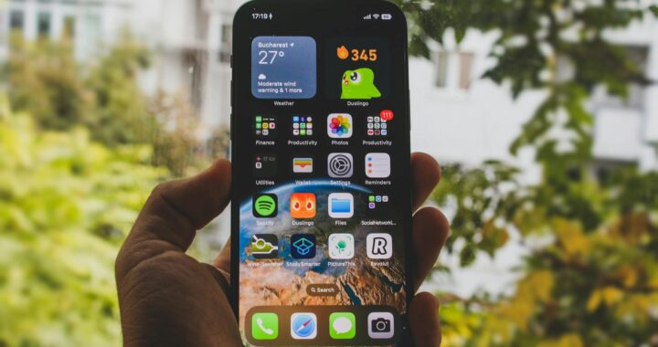 Uprawnienia aplikacji – dlaczego latarka chce dostępu do Twoich kontaktów?